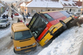 Autobus přejel svodidla a převrátil se ze svahu.